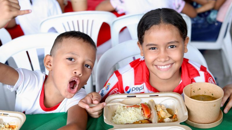 Cerca de 5.000 niños se alimentan saludablemente en comedores comunitarios: alcalde Char