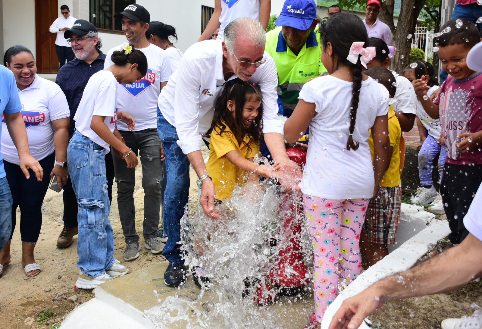 Gobierno de Eduardo Verano hace que Arroyo de Piedra pase de 0 % a 100 % en agua potable   – Así como fue llevando el preciado líquido a las cabeceras municipales en su primer y segundo Gobierno, el mandatario enfoca su Plan Departamental de Aguas en los corregimientos, en esta ocasión son 5.485 habitantes los beneficiados de este territorio perteneciente a Luruaco, en el sur del departamento.  – La Secretaría de Agua Potable y Saneamiento Básico de la Gobernación del Atlántico tuvo una inversión de $11.688 millones. El proyecto incluye construcción de líneas de conducción y redes de distribución para mejorar la continuidad, cobertura y calidad del servicio.  – Arroyo de Piedra se une a los corregimientos que ya gozan del agua potable como parte de los compromisos adquiridos por el gobernador durante la campaña política y dentro de un plan que tiene al menos 20 años de estar en ejecución.   Luruaco, Atlántico, 27 de mayo de 2025. El corregimiento de Arroyo de Piedra, en el municipio de Luruaco, registró un acontecimiento histórico al recibir la entrega oficial de su nuevo sistema de acueducto, un proyecto que garantiza la cobertura del 100 % de la población con agua potable por primera vez.  Este proyecto, impulsado por la Gobernación del Atlántico a través de la Secretaría de Agua Potable y Saneamiento Básico, tuvo una inversión de $11.688 millones (obra $10.890 millones e interventoría $797 millones).  El proyecto incluye la construcción de líneas de conducción y redes de distribución para mejorar la continuidad, cobertura y calidad del servicio.  El corregimiento de Arroyo de Piedra no contaba con la continuidad ni cobertura total de acueducto en sus hogares, una situación que motivó la prioridad de la administración departamental por mejorar  la calidad de vida de las 1.345 familias beneficiadas.   A través de este proyecto se benefician 5.485 personas de una comunidad que por años enfrentó grandes dificultades para acceder al agua y hoy celebra la transformación de su realidad.   «Esto antes era demasiado duro para uno, porque teníamos que comprar el agua a mil pesos cada caneca. Me gastaba 20, 30 mil pesos en agua; daba tristeza y dolor cuando yo me gastaba toda esa plata porque a veces quedaba hasta sin comer», expresó la señora Diana Redondo, habitante de Arroyo de Piedra.   El Gobernador del Atlántico, Eduardo Verano, destacó la importancia de esta inversión social y el trabajo en equipo con la comunidad para la socialización de estos proyectos y su sostenibilidad.  «Es un día de inmensa alegría para Arroyo de Piedra. Cumplimos nuestra palabra  y entregamos una obra que, al conducir agua a cada hogar, lleva dignidad, salud y nuevas oportunidades de desarrollo para esta comunidad. Con proyectos de agua y saneamiento básico de esta magnitud, reafirmamos nuestro compromiso de construir un Atlántico más equitativo, donde todos tengan acceso a servicios básicos de calidad», indicó el mandatario departamental.  En medio de los asistentes al acto oficial, la señora María Angélica Cantillo Caraballo añadió los beneficios con los que ahora cuenta en el día a día de su vivienda.  «Hoy en día y gracias a Dios tenemos ese líquido precioso que nos ha facilitado mucho los oficios, ahora si nos sirve para el consumo diario y ha sido un progreso espectacular».  La secretaria de Agua Potable y Saneamiento Básico Departamental, Lady Ospina, enfatizó el impacto del proyecto.  «Con esta obra, Arroyo de Piedra pasa de tener un 0 % de cobertura a un 100 % de acceso a redes de acueducto, lo que impactará directamente en la salud y el bienestar de los niños, adultos y ancianos de este corregimiento. Es un testimonio del arduo trabajo y la visión de una administración que le apuesta al saneamiento básico como motor de desarrollo».  Finalmente, el alcalde de Luruaco, Ameth Juan Hanna, resaltó la articulación de esfuerzos para materializar proyectos en beneficio de su comunidad.  «Gracias al liderazgo de la Gobernación del Atlántico y el incansable trabajo de la Secretaría de Agua Potable, hoy Arroyo de Piedra se une a los corregimientos que gozan del privilegio del agua potable. Esto es un impulso fundamental para Luruaco y sienta las bases para un futuro más próspero y saludable para todos nuestros habitantes».  OFICINA DE COMUNICACIONES GOBERNACIÓN DEL ATLÁNTICO
