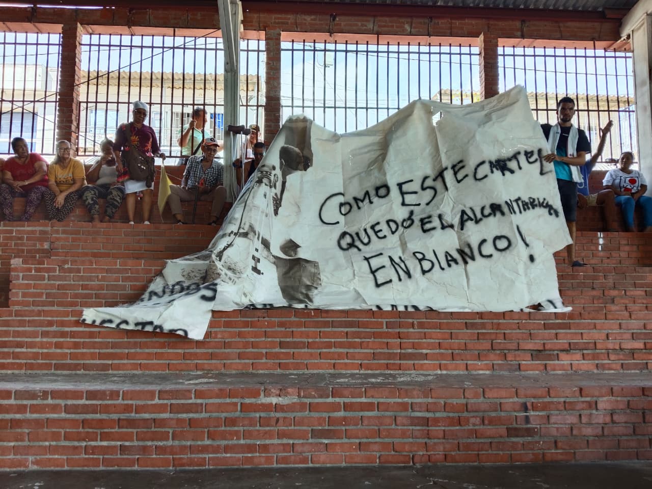 Con pancartas habitantes de los barrios Villa Santa, Prado Soledad, los Loteros y Villa Soledad piden alcantarillado