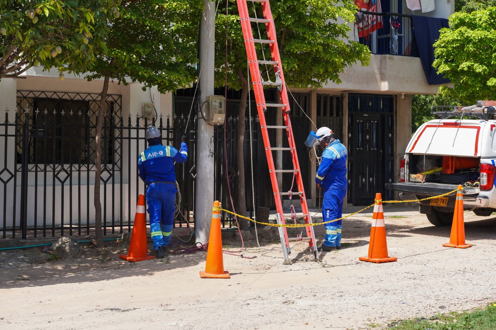 Instalan redes eléctricas en el corregimiento de Pendales