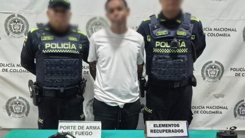 EN EL NORTE DE BARRANQUILLA FUE CAPTURADO EN FLAGRANCIA PRESUNTO DELINCUENTE POR HURTO AGRAVADO Y PORTE ILEGAL DE ARMA DE FUEGO
